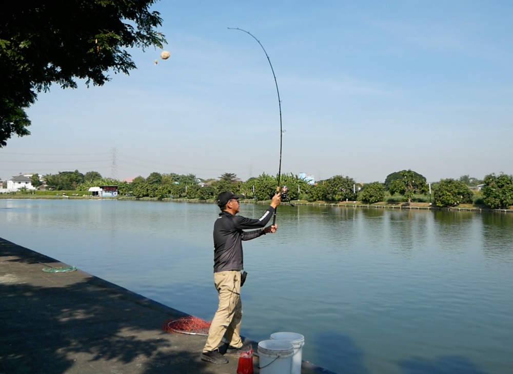 タイの釣り堀 投入